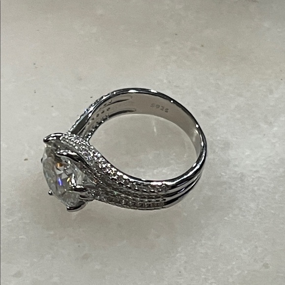 925 Sterling Silver 5 Carat Moissanite Ring - Luxurious Faux Diamond - Picture 9 of 10